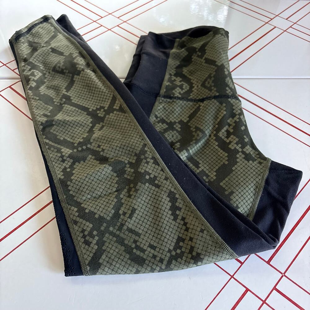 Lululemon Beyond Boundaries Pant Size 6 Snake Print Leggings